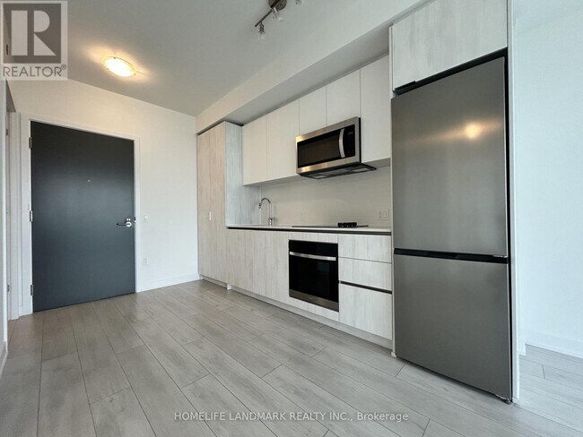 Building Photo - 5858 Yonge St