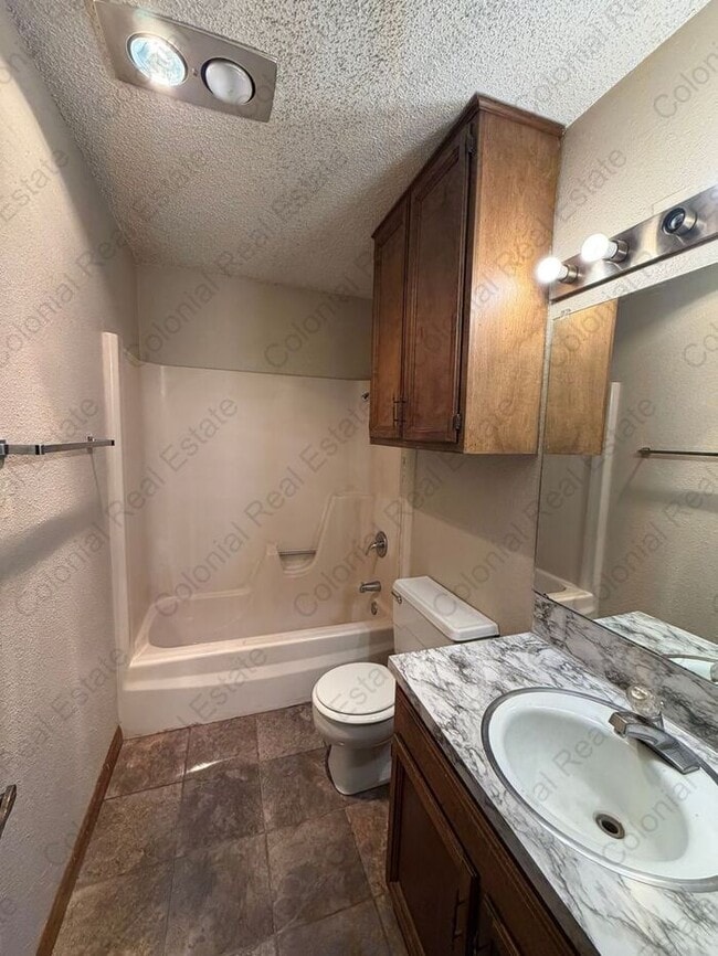 Building Photo - Cozy 2 bedroom 1 bathroom apartment with fireplace.