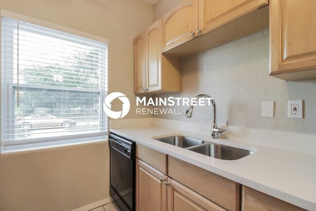 Building Photo - 4 Bedroom Pet-Friendly Home in Orlando, FL with Main Street Renewal