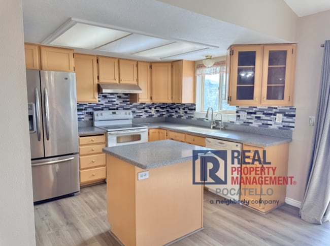 Foto del edificio - 4 bed 3 bath home - 2 car garage - pet friendly