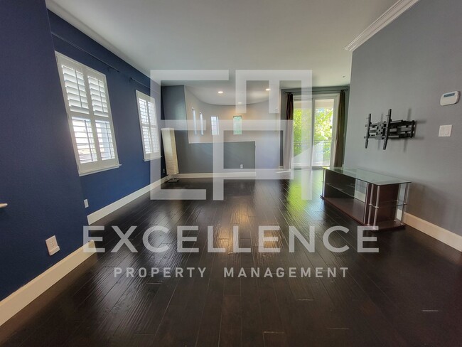 Building Photo - Beautifully Updated 2/2 with 2 Car Garage,...