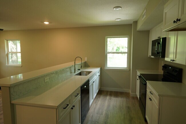 Building Photo - 1104 N 1200 Rd