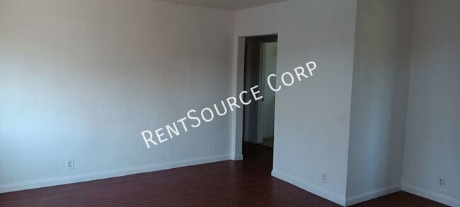 Foto del edificio - 2 Bedroom Triplex Unit For Rent in Barstow