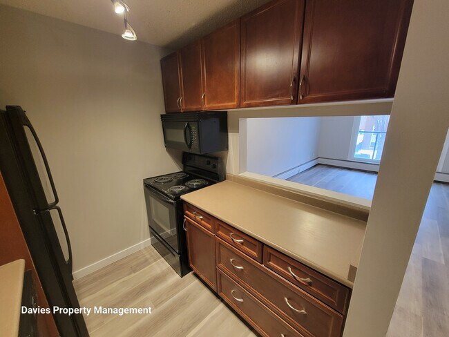 Building Photo - 10326-10117 117 St NW