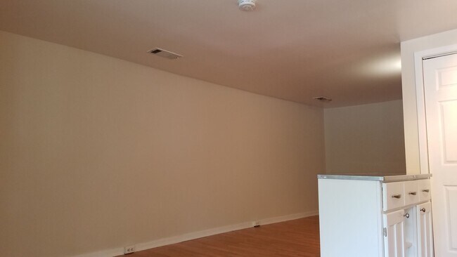 Foto del edificio - Adorable  second level Studio Condo available mid September!