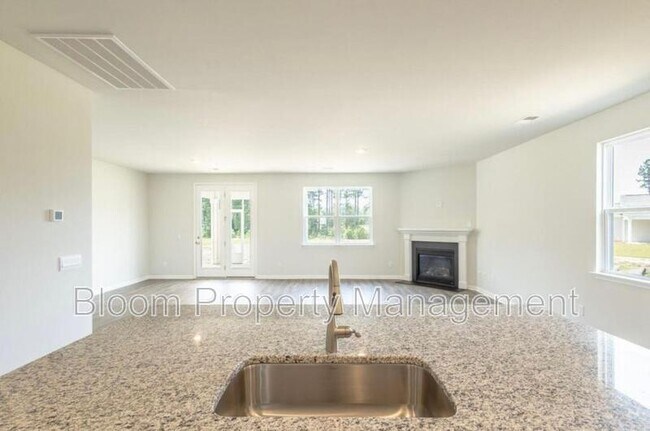 Building Photo - 528 Misty Blf Cir