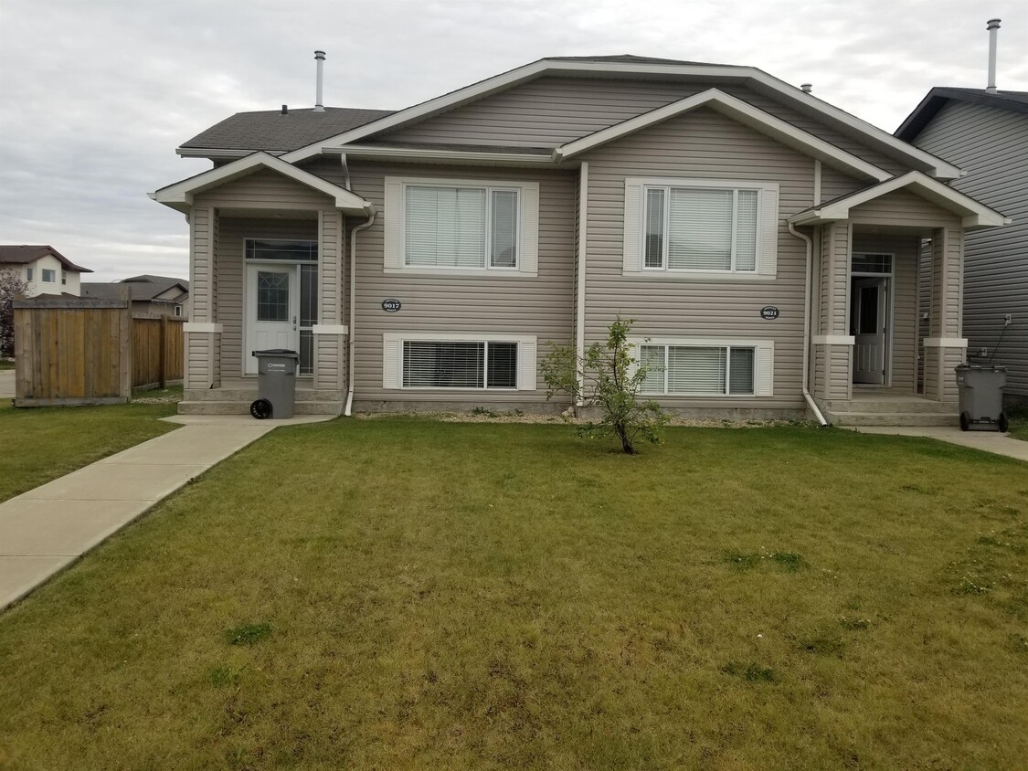 Photo principale - 9017-9131 131 Ave