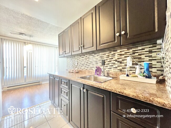 Building Photo - Spacious 2-Bedroom Apartment in Prime London Location – 900 Sq Ft