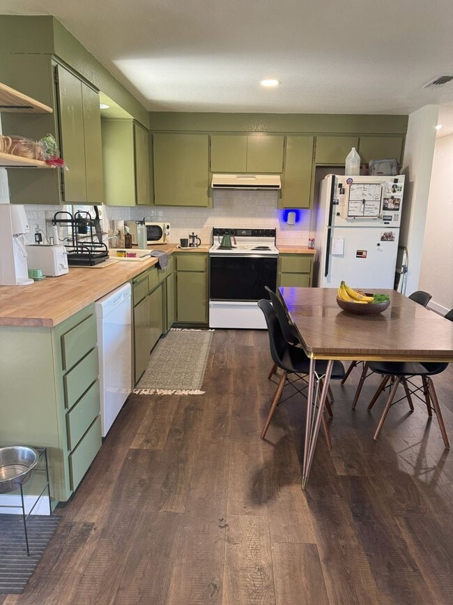 Building Photo - 2 bedroom, 1 bath single-family with 2 car...