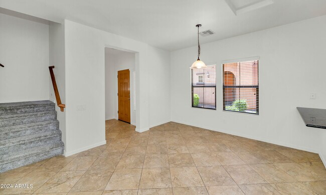 Building Photo - 3960 E Cat Balue Dr