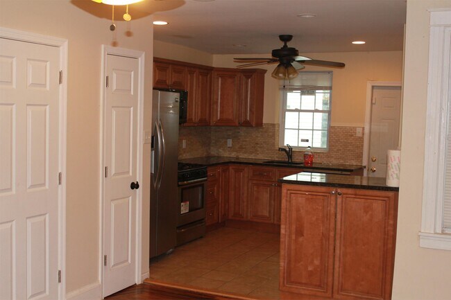 Foto del edificio - 5857 Woodcrest Ave