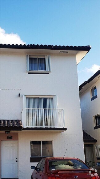 Building Photo - 950 SW 104th Ct