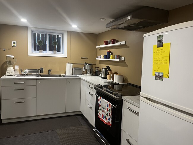 Fully equipped kitchen and dining area - 520 Dynes Rd