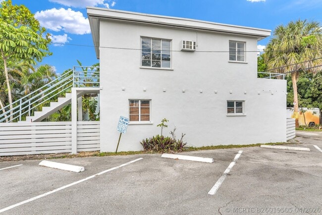 Building Photo - 820 N Dixie Hwy