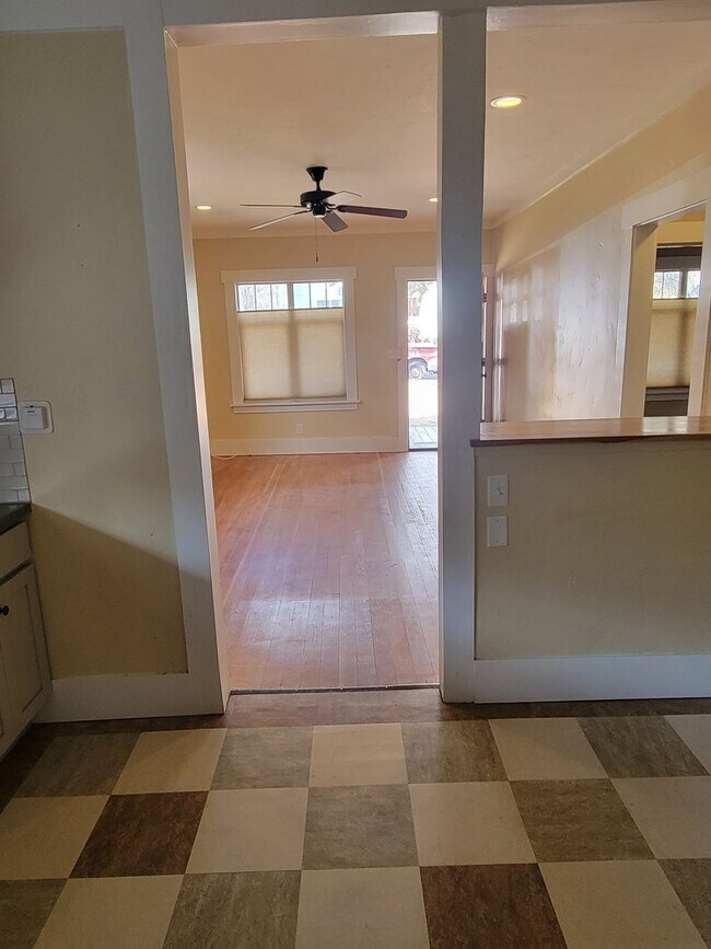 Foto del edificio - Fantastic west side location close to ever...