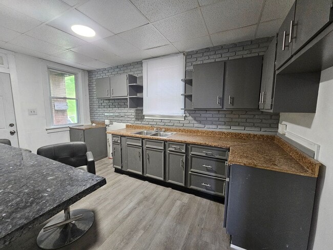 Building Photo - 1 bedroom 1 bath apartment for rent