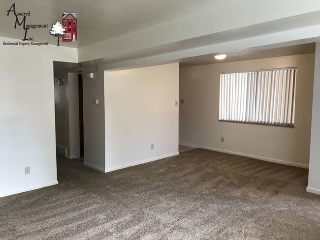 Foto del edificio - Large duplex in Lakewood. 1-car carport.