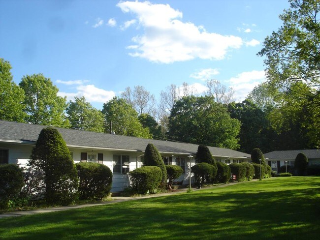 9 UNIDADES CUENTAN CON ACCESO AL NIVEL - Mill Manor Apartments