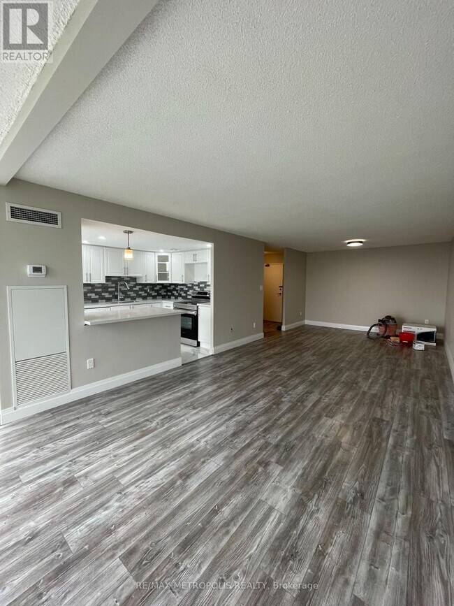Photo du bâtiment - 350-350 Webb Dr