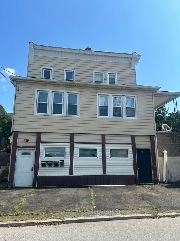 Primary Photo - 825 S Webster Ave