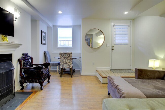 Foto del edificio - Charming 2 Bedroom 2 Bath Apartment in Was...