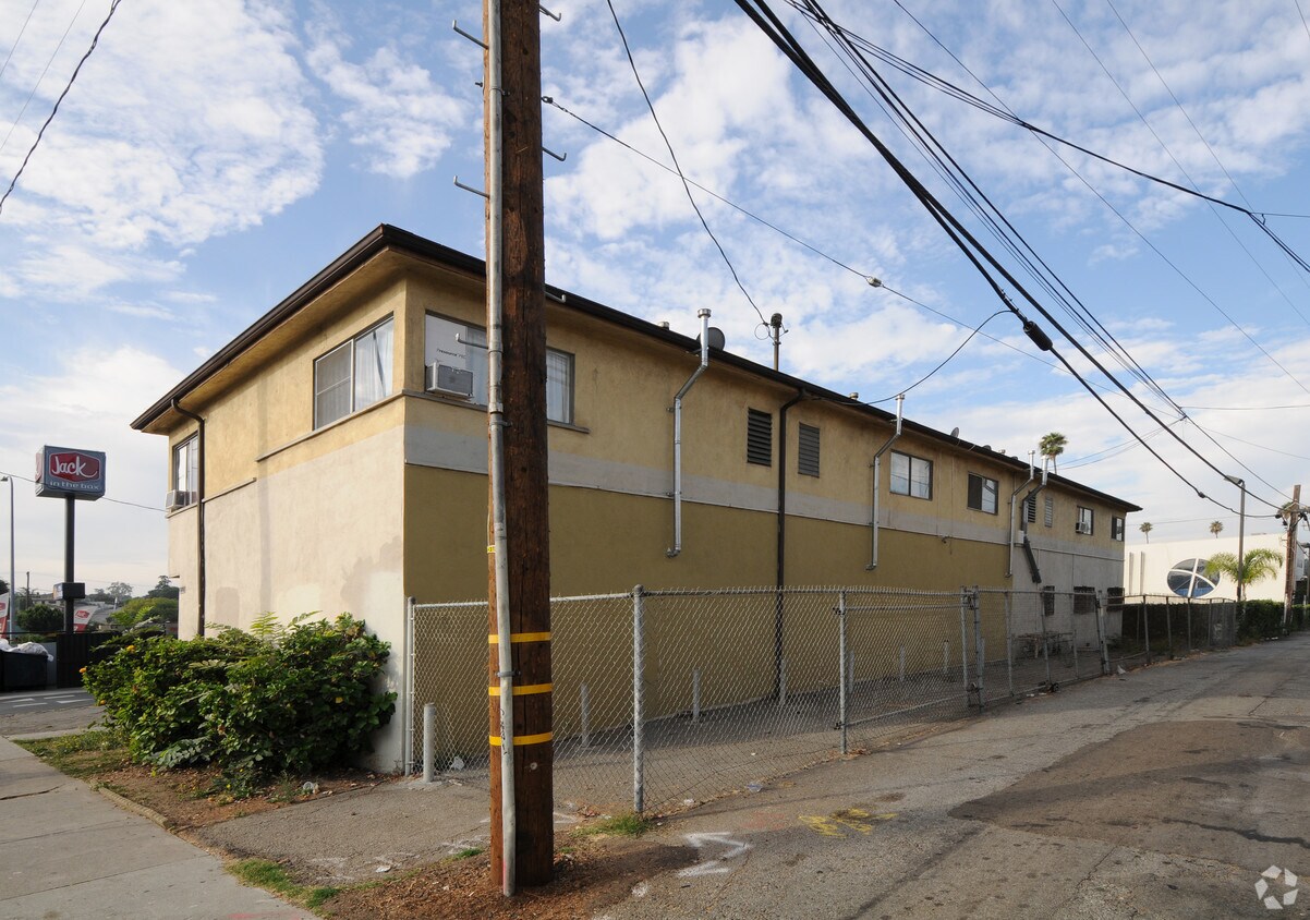 Building Photo - Pueblo Apartments