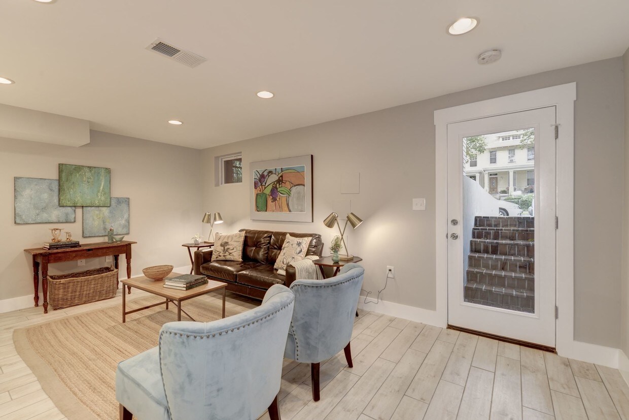 Bright open living area - 812 Kentucky Ave SE