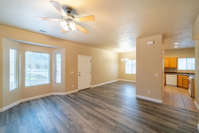 Building Photo - 184 S Valley View Dr