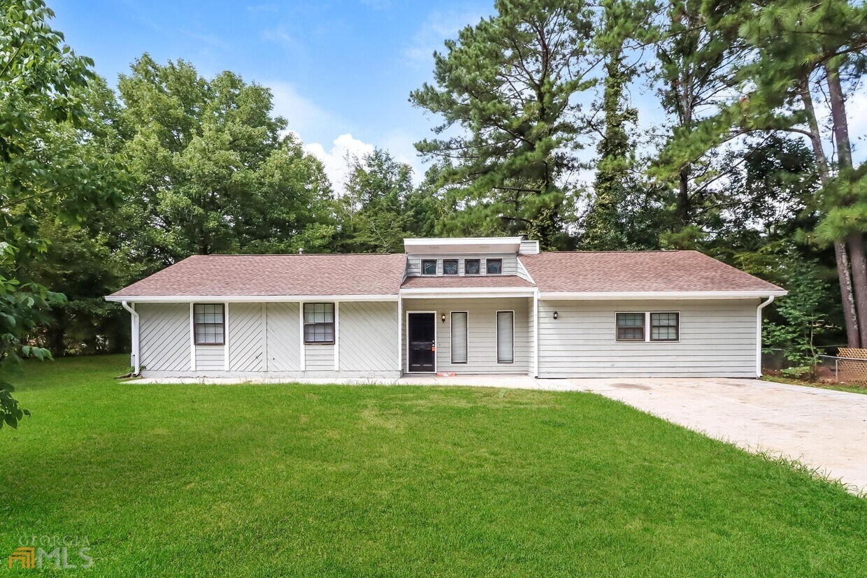 Primary Photo - 495 Split Rail Dr