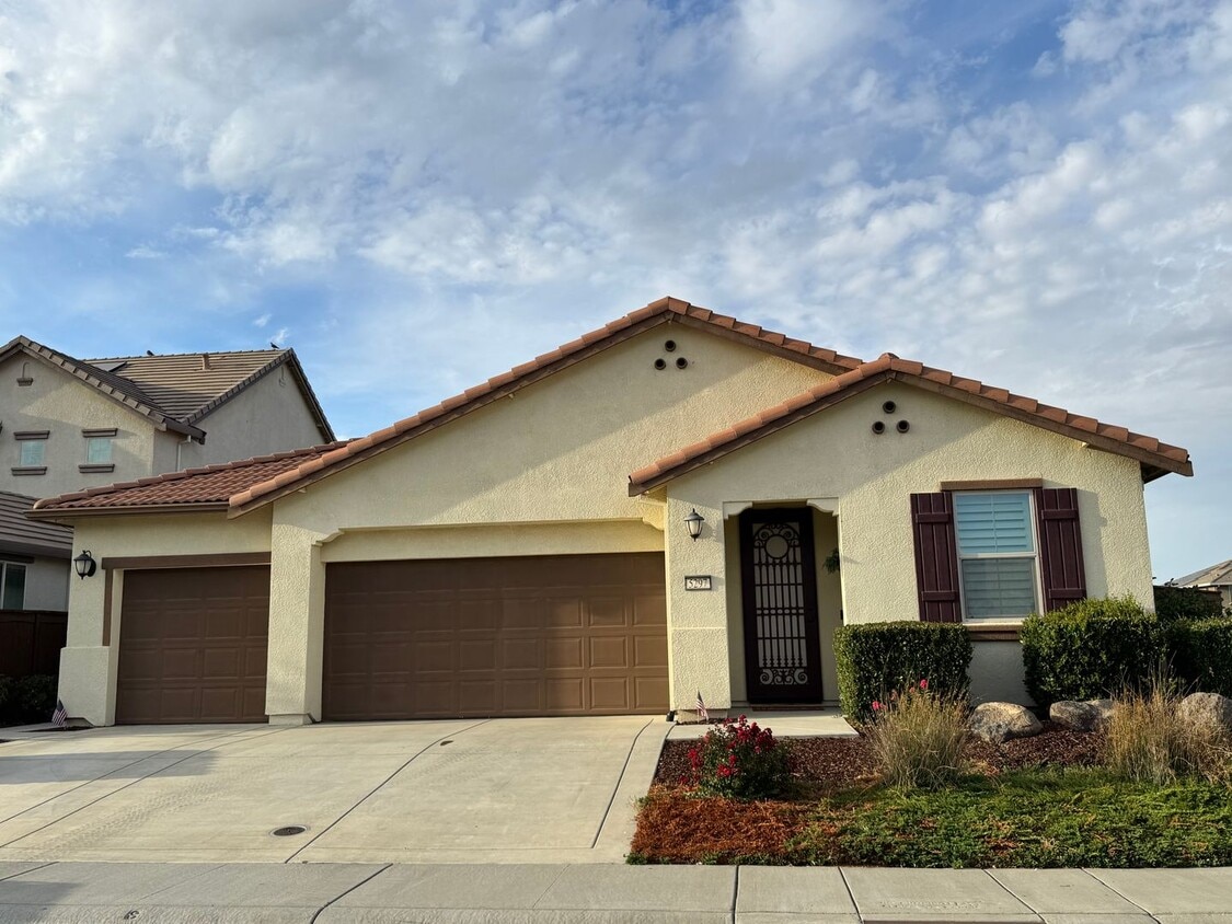 Primary Photo - Immaculate Roseville property with solar!