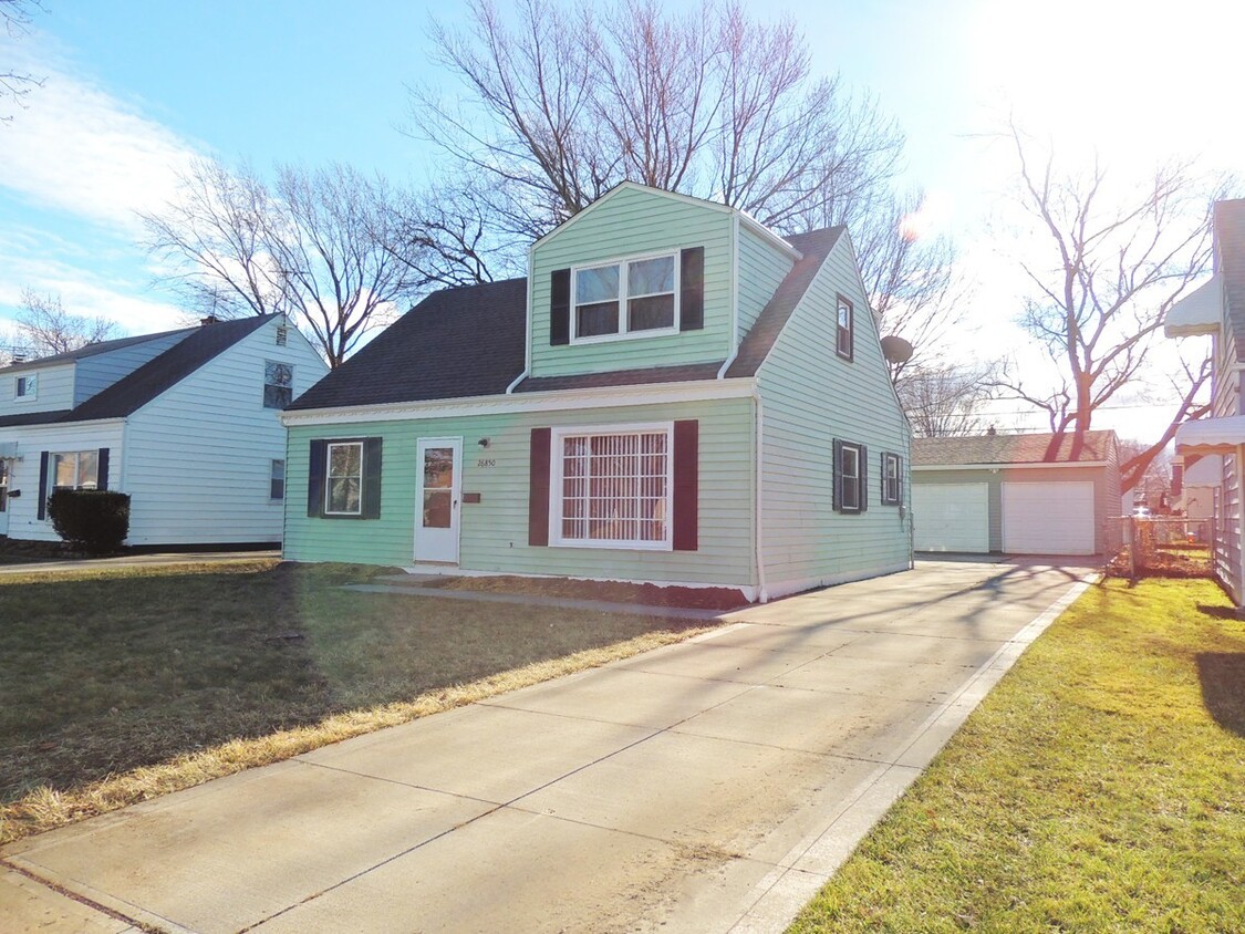 Primary Photo - Dreamy 3 Bed - 2 Bath Cape Cod for Rent in...