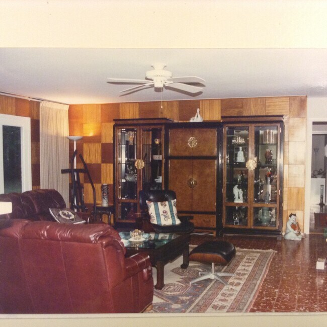 Large family room - 4826 Waynesboro Dr