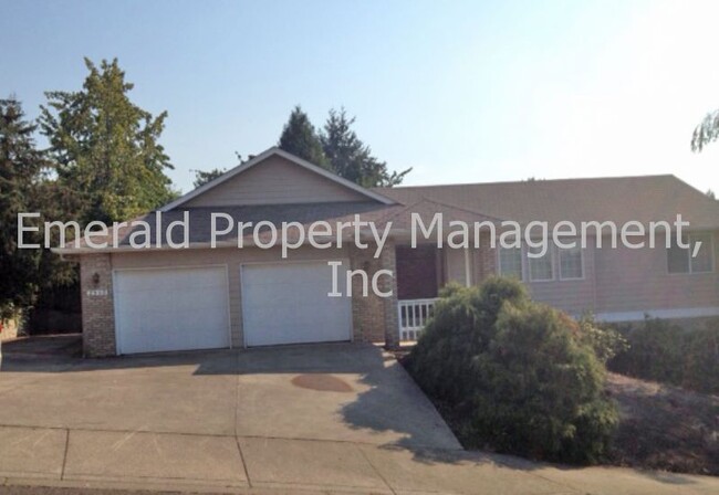 Building Photo - 90's 2 bedroom, 2 bath duplex w/2-car gara...