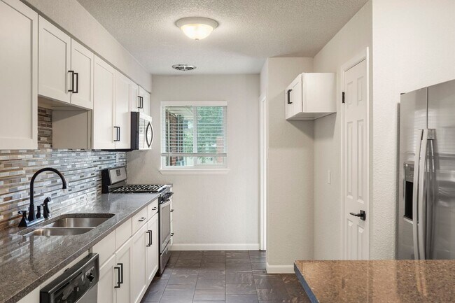 Building Photo - Recently Updated 4-Bedroom Near DU – Utilities Included + Garage Available