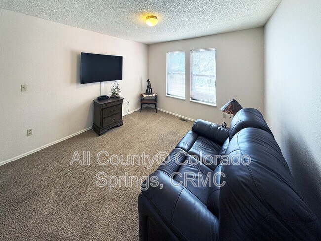 Building Photo - 2558 Veteran Heights