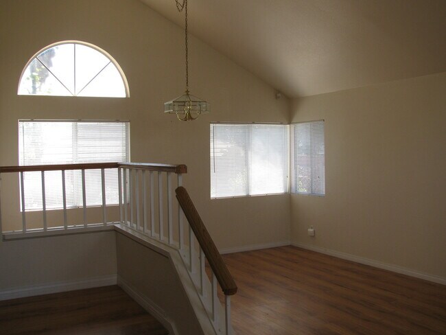 Foto del edificio - 23793 Sierra Oak Dr