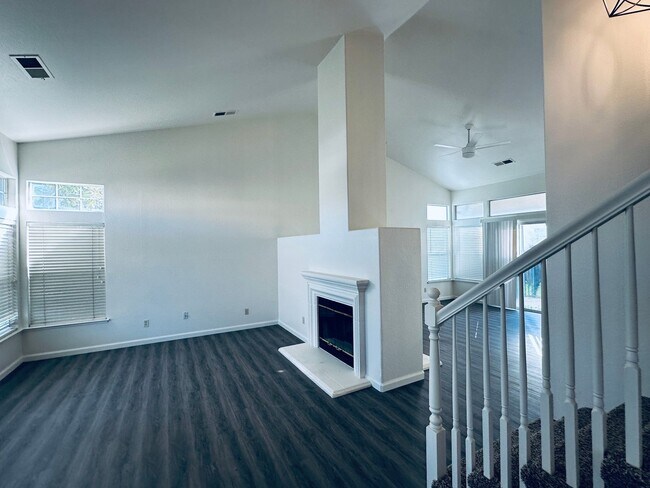 Foto del edificio - Elk Grove - HOUSE  FOR RENT!