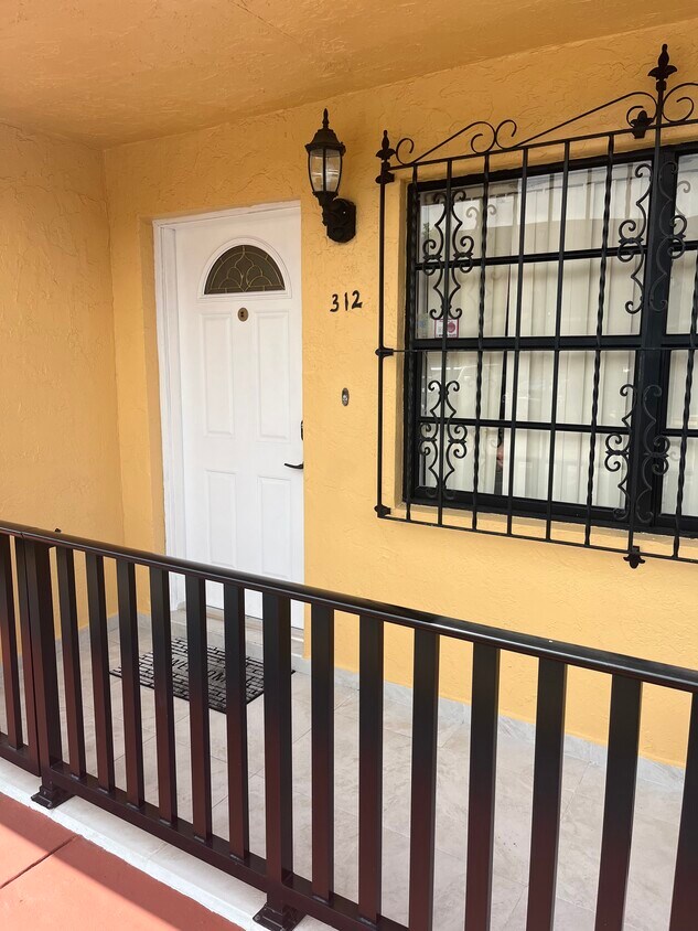 Photo - 2221 W 52nd St (Hialeah, FL)