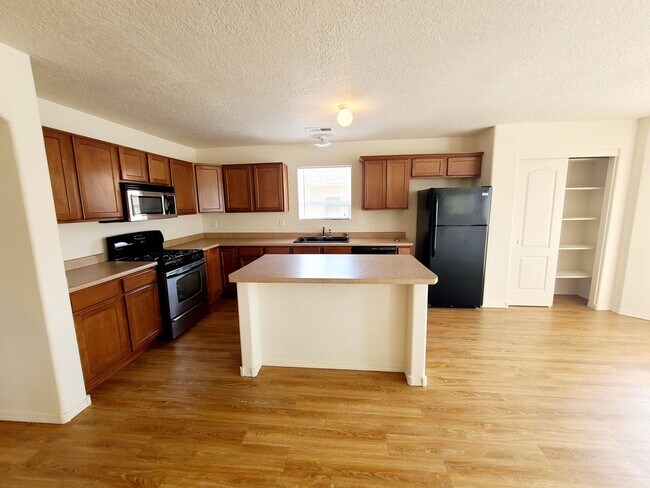 Building Photo - 3  bed, 2.5  bath 2,300  sq ft in the Huning Ranch.