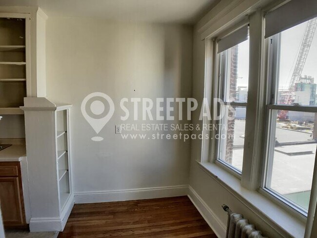 Building Photo - bedroom in Boston MA 02215