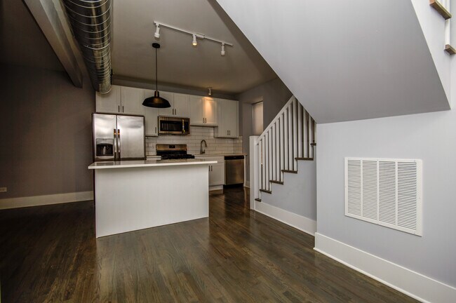 Building Photo - 1040 W 18th St