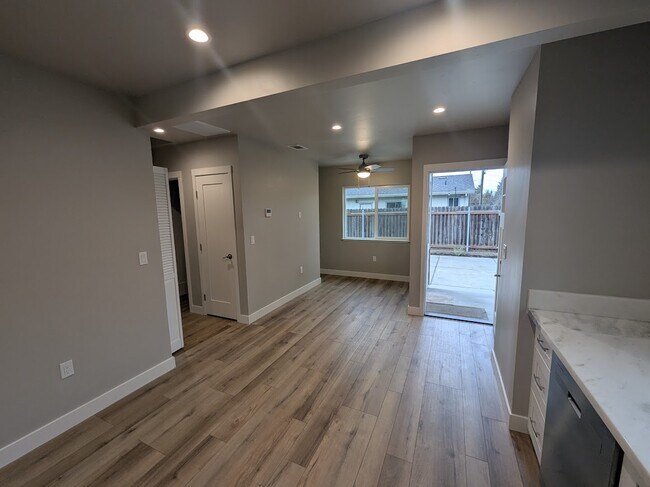 Foto del edificio - 312 Irene Ave