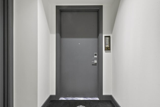 Building Photo - Stunning high rise unit in the affluent River Oaks District!