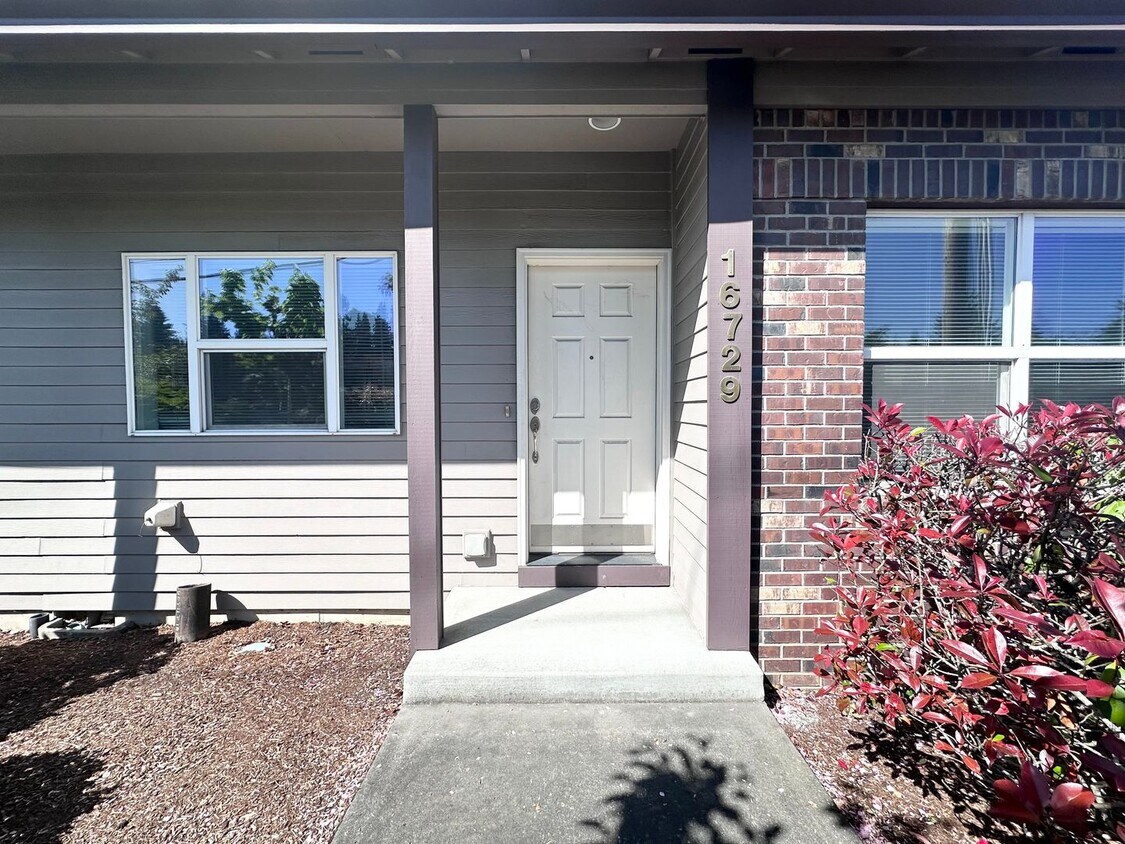 Foto principal - Gorgeous 3 Bedroom 2.5 Bath Town-Home Avai...