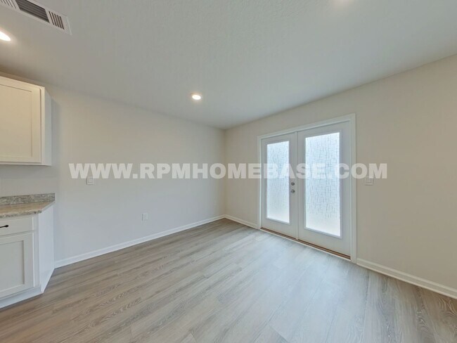 Foto del edificio - Spacious 5-Bedroom Home with Flexible Livi...