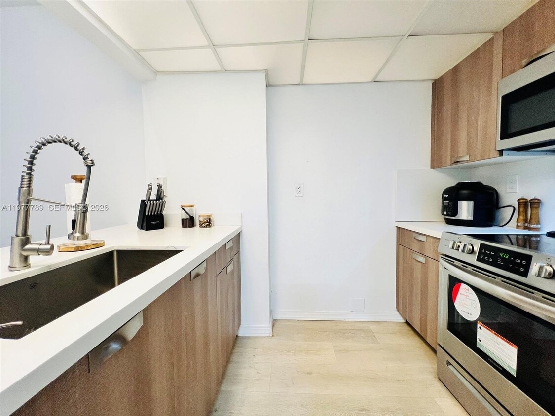 Photo - 540 Brickell Key Dr (Miami, FL)