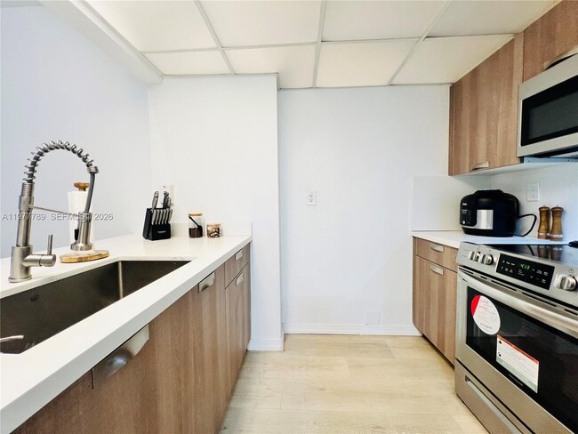 Photo - 540 Brickell Key Dr (Miami, FL) Apartment