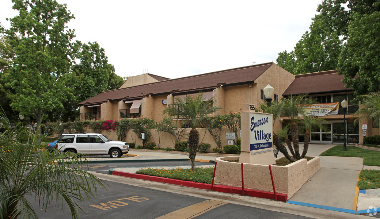 Foto del edificio - Emerson Village