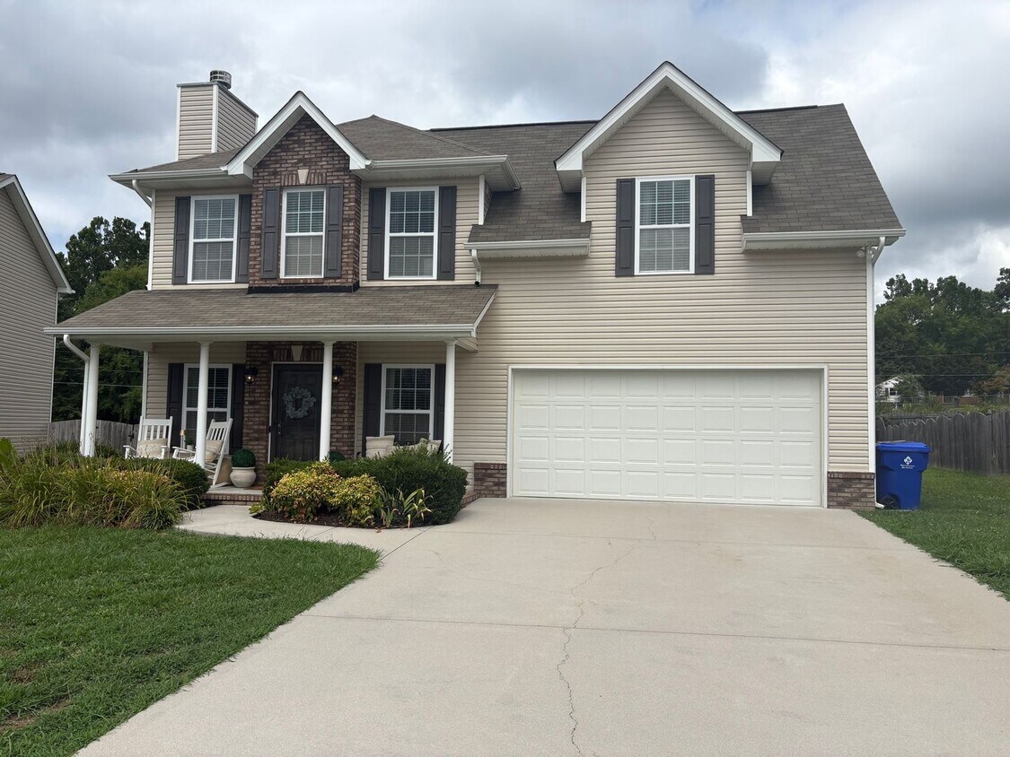 Primary Photo - Charming & Convenient in Hardin Valley!