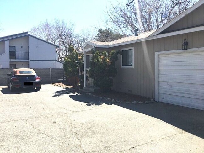 Foto del edificio - Reno Duplex - Garage, Dishwasher, Washer/Dryer Hookups, Central A/C